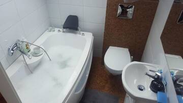 Фото номера Deluxe Double Room with Spa Bath - Attic Дома для отпуска Spa Apartamenty Lidzbark г. Лидзбарк 3